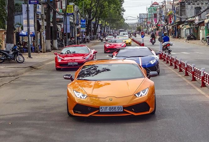 Cận cảnh dàn siêu xe của đại gia Sài thành rong chơi dịp cuối tuần